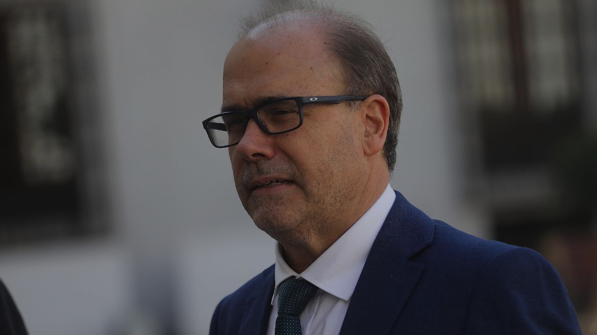 Con fuerte reproche al fuego amigo Alberto Undurraga depuso su candidatura presidencial