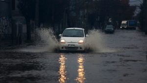 Semáforos apagados, cortes de luz y mucha congestión: el caos que generó la lluvia en Santiago