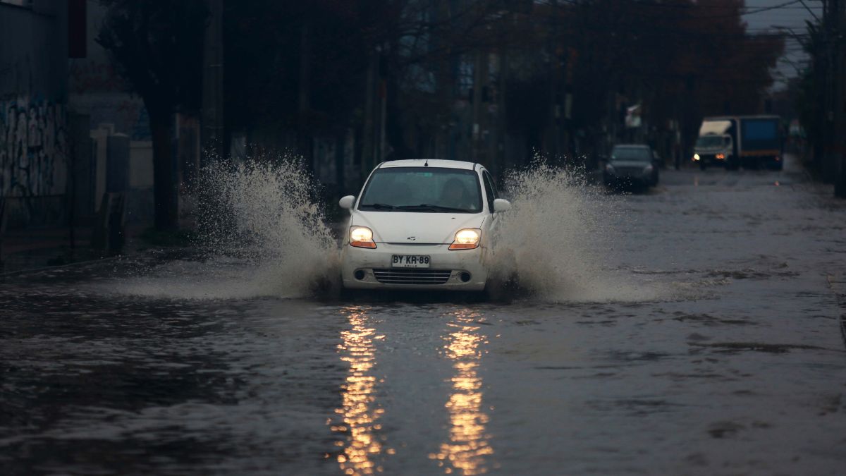 Semáforos apagados, cortes de luz y mucha congestión: el caos que generó la lluvia en Santiago