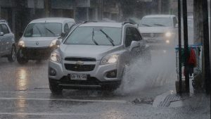 Accidentes y alta congestión: los problemas que ha provocado la lluvia en Santiago