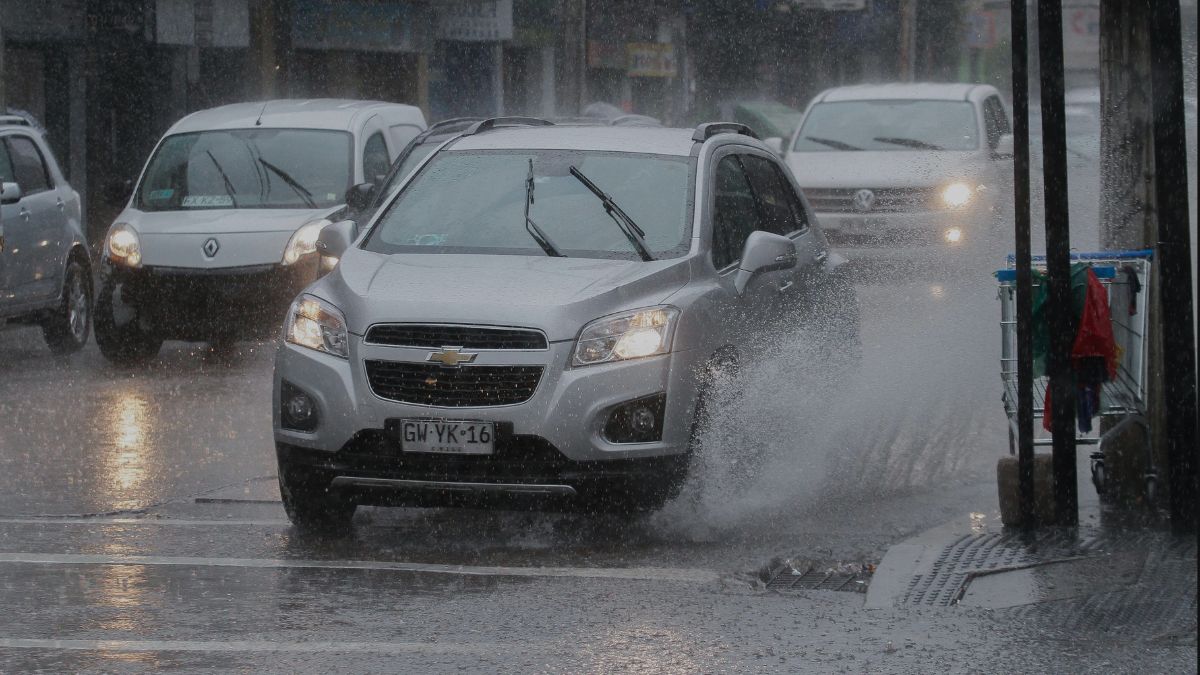 Accidentes y alta congestión: los problemas que ha provocado la lluvia en Santiago