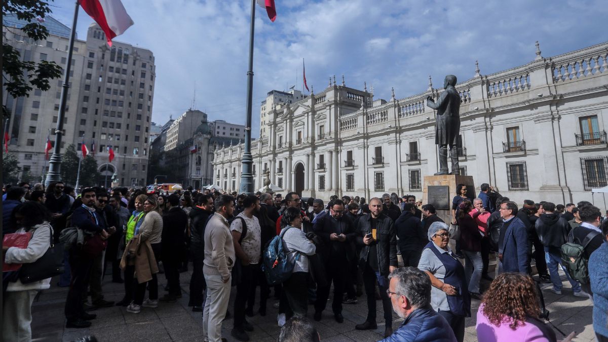 VIDEOS - El operativo por olor a gas que obligó a evacuar preventivamente La Moneda y edificios aledaños