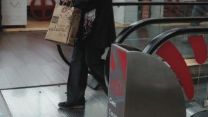 Mall Plaza Egaña es evacuado por posible artefacto explosivo