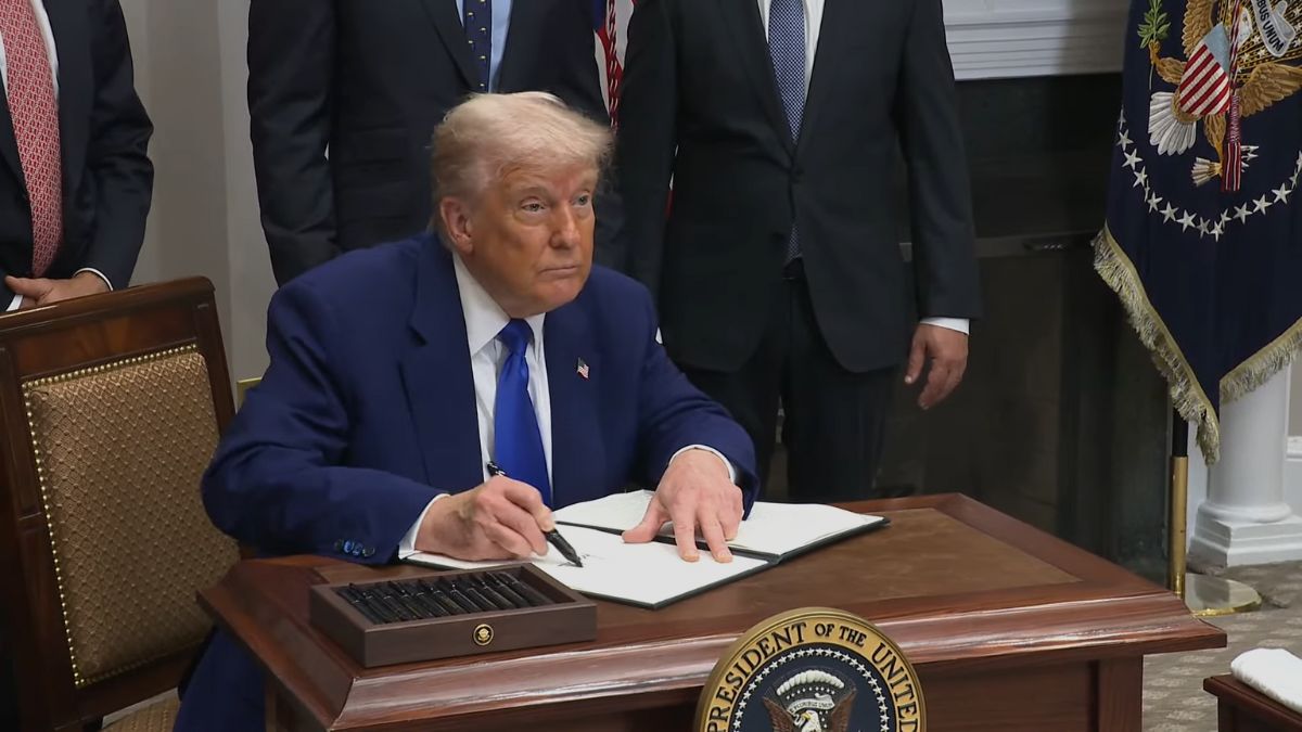 El trato diferencial de la administración Trump con inmigrantes: la rápida gestión para recibir a sudafricanos blancos como refugiados