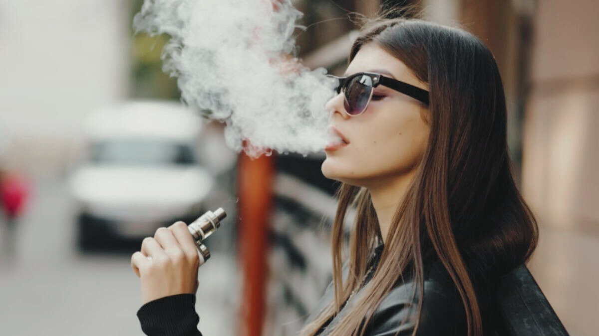 Entra en vigencia nueva ley de vapeadores: la evidencia que confirma por qué es igual o peor que los cigarros