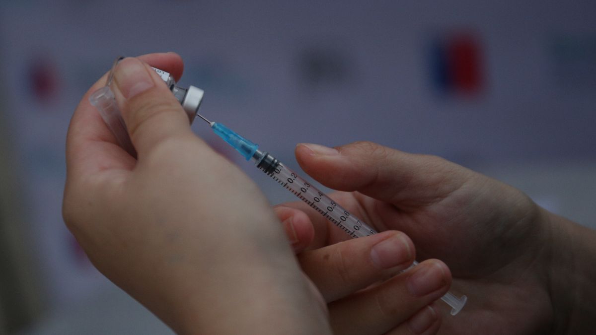 Vacunas vencidas y RUN de personas muertas: las irregularidades detectadas por Controlaría en el registro de inoculación por Covid-19