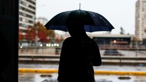 Anuncian precipitaciones y bajas temperaturas en la RM: a qué hora lloverá este fin de semana en Santiago