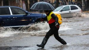 Sistema frontal golpea a la RM: más de 34 mil clientes sin luz, calles inundadas y caos vehicular