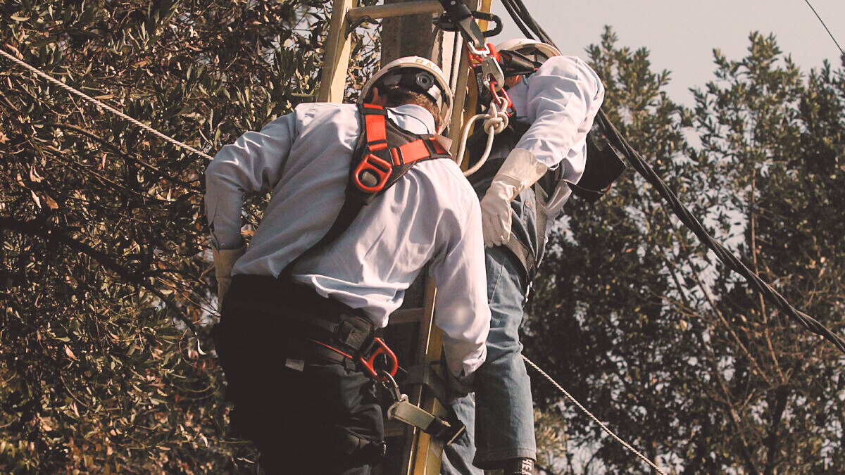 Empresas de electricidad se preparan ante lluvias en Santiago, pero reconocen posibles cortes de servicio