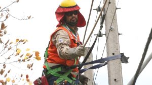Anuncian cortes de luz en 12 comunas de la RM para este viernes