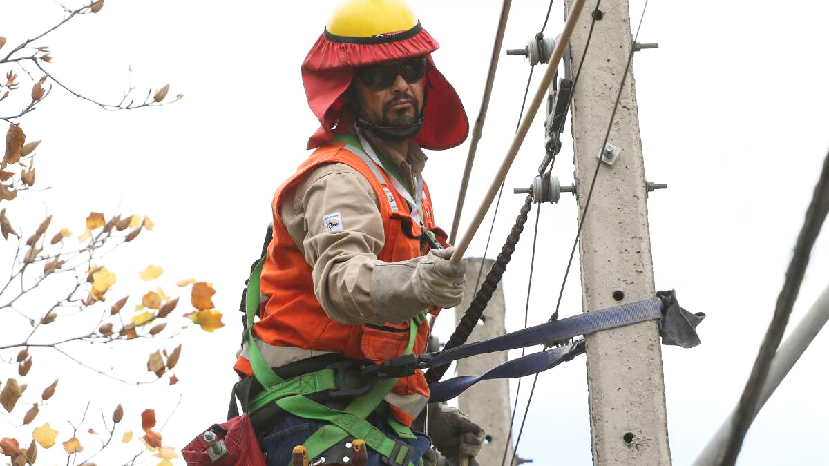 Anuncian cortes de luz en 12 comunas de la RM para este viernes