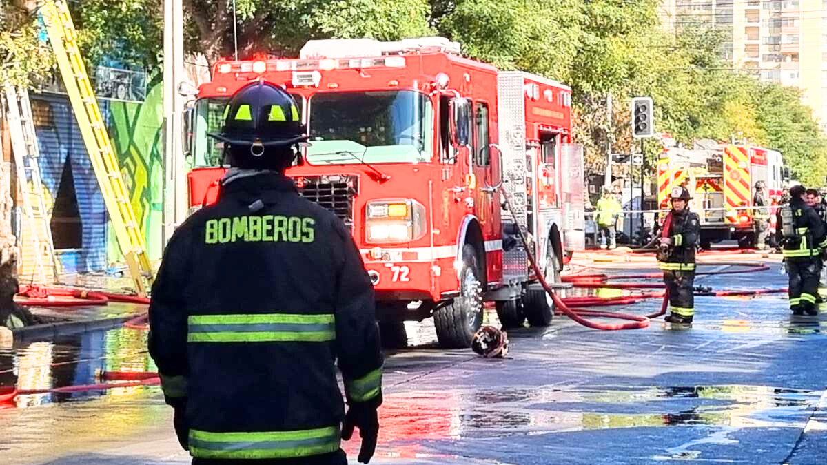 VIDEO - Emergencia en Temuco: incendio provoca derrumbe de techo en sector comercial