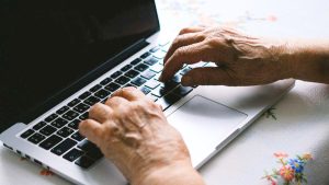 Nueva feria laboral para adultos mayores: revisa cómo postular