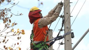 Enel confirma cortes de luz programados en 13 comunas de la RM