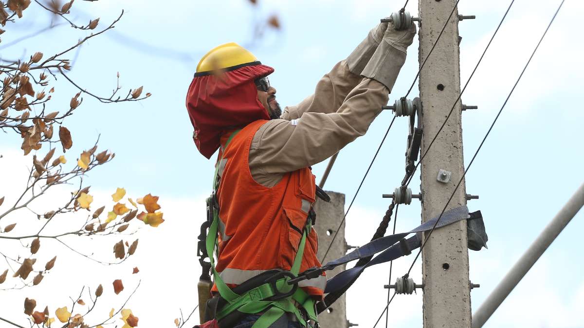 Enel confirma cortes de luz programados en 13 comunas de la RM
