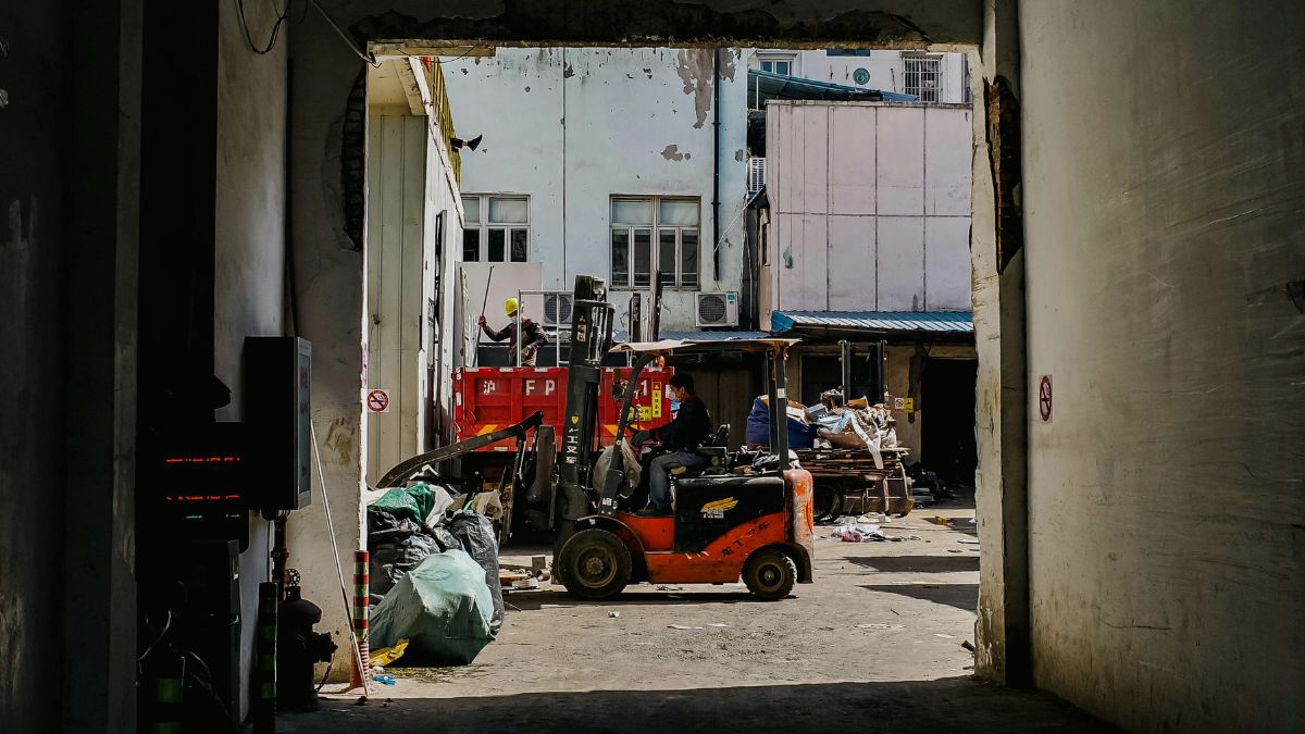 Declive en industria manufacturera en China: la fuerte dependencia a las exportaciones debilitada por la guerra comercial