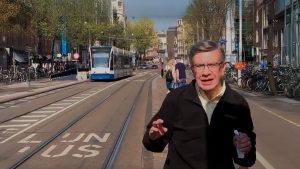 Entre bicicletas, chocolate caliente y un café en París: el cuestionado viaje de Joaquín Lavín a Países Bajos