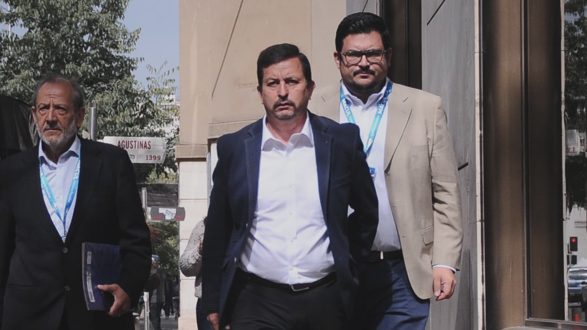 Alcalde de Macul defiende su viaje al extranjero en medio de licencia médica: 