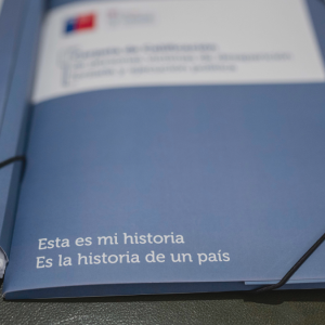 Plan de Búsqueda: Ejecutivo entrega carpetas con información reservada a familiares de DD.DD.