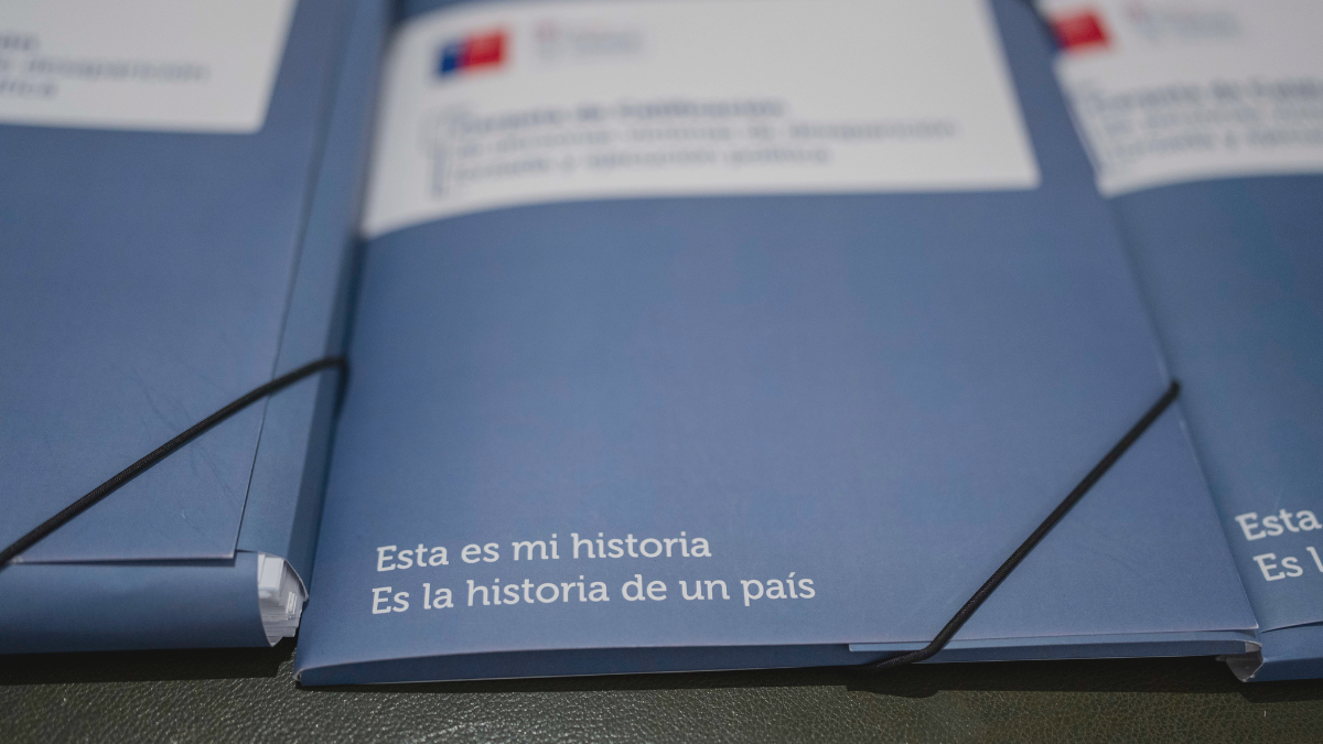 Plan de Búsqueda: Ejecutivo entrega carpetas con información reservada a familiares de DD.DD.