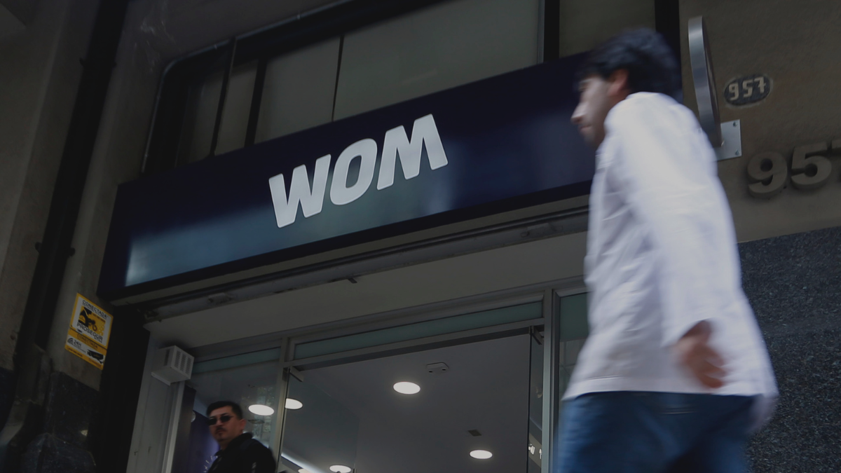 WOM es multada con $1.080 millones por cobros abusivos a empresas de mensajes SMS