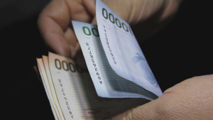 Chilenos reconocen que el sueldo no les alcanza: gastan más de la mitad en vivienda y deudas