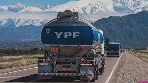 Justicia de EEUU ordena a Argentina entregar el 51% de sus acciones en YPF tras polémica expropiación