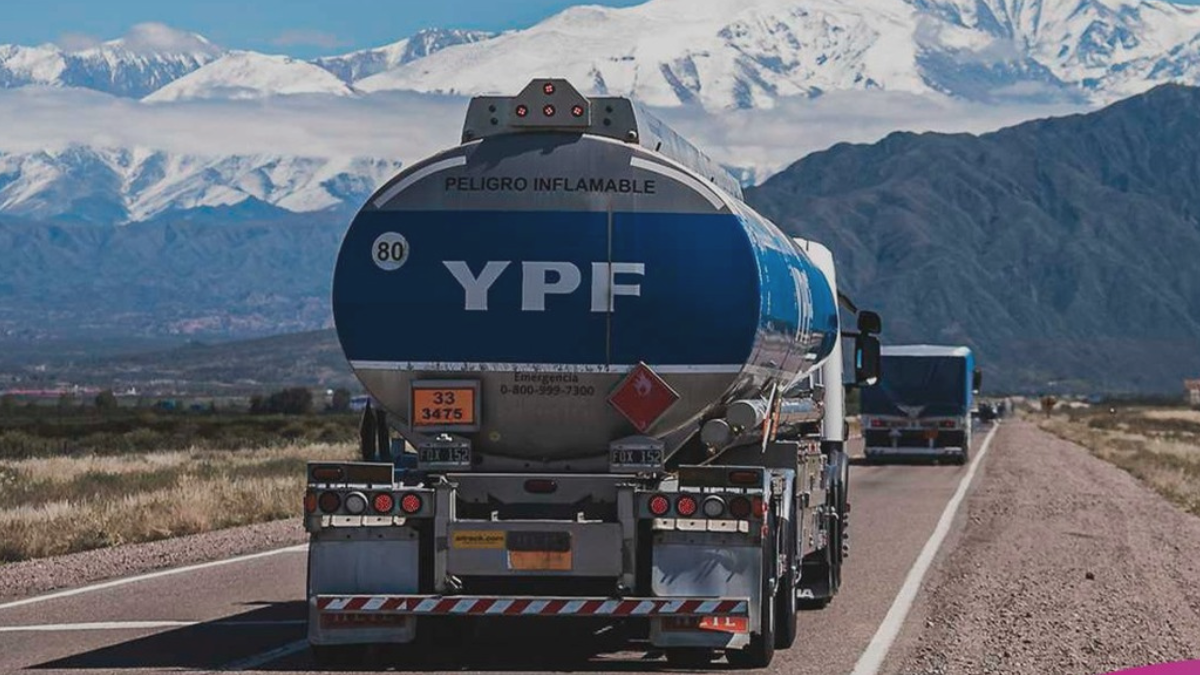 Justicia de EEUU ordena a Argentina entregar el 51% de sus acciones en YPF tras polémica expropiación