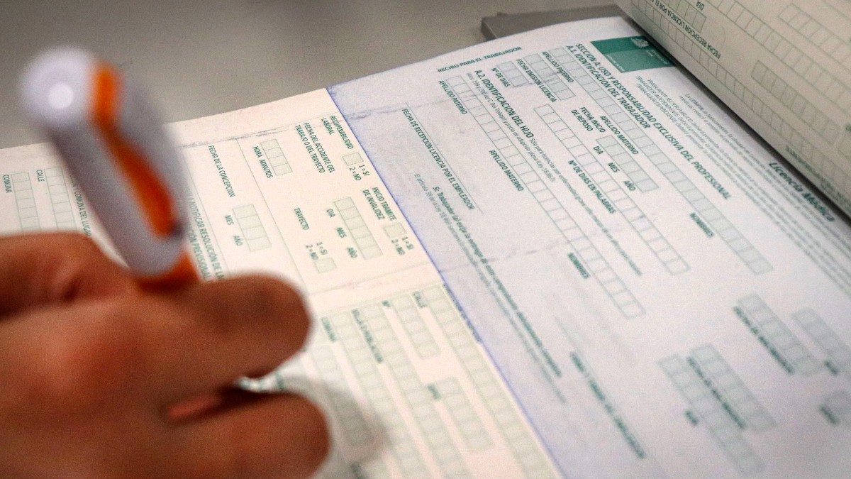El desconocido fallo judicial que podría frenar la destitución de funcionarios públicos que viajaron al extranjero con licencia médica