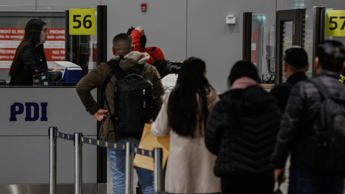 Nuevo avión con chilenos desde EE.UU. llegará este jueves: son 40 los deportados