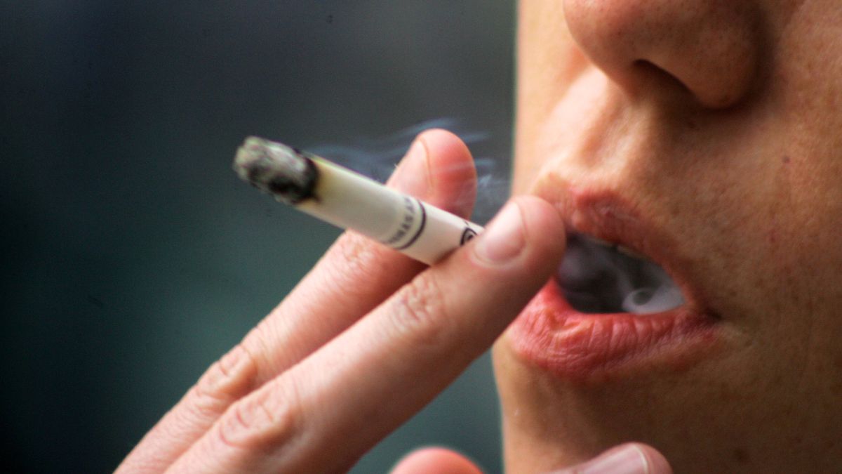 En qué consistirá el tratamiento contra el tabaco del GES: será médico y psicológico