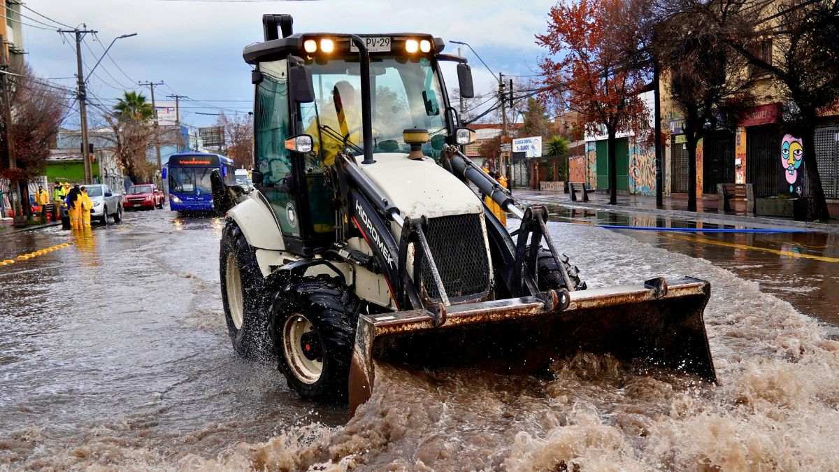 Cuadrillas de emergencia: municipios se preparan ante inminente llegada de sistema frontal a Santiago