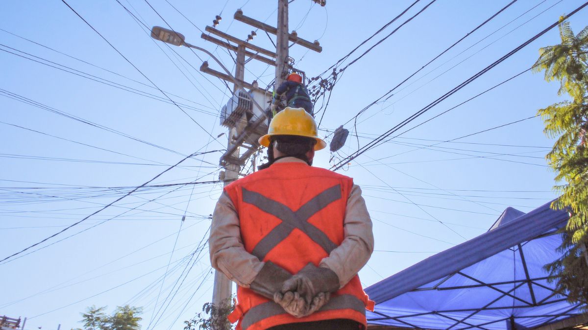 Empresas de electricidad se preparan ante lluvias en Santiago, pero reconocen posibles cortes de servicio