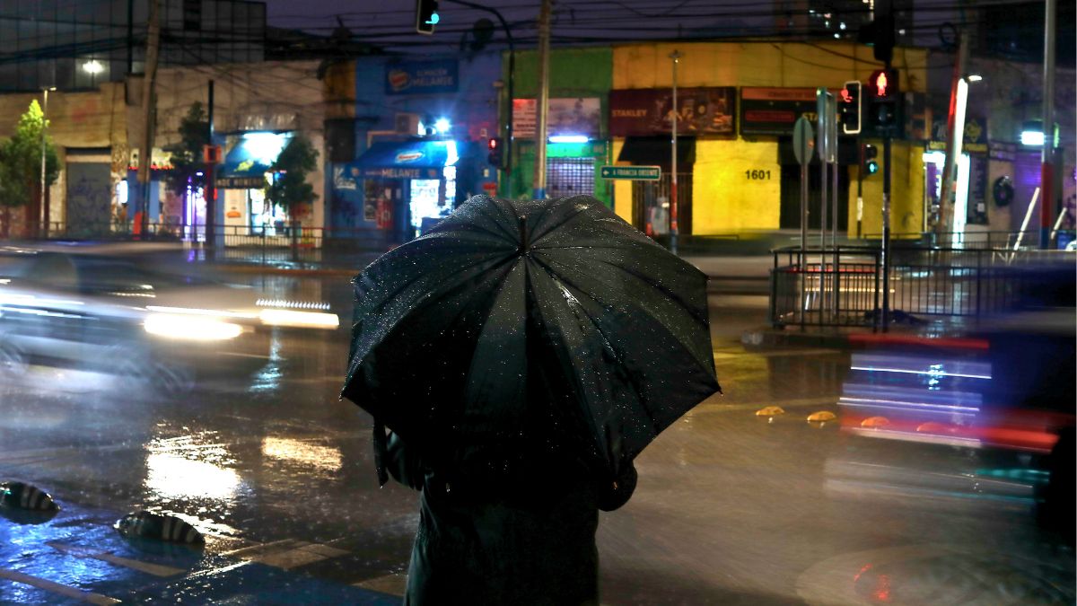 Metro más lento, semáforos apagados y clientes sin luz: los problemas que ha generado la la lluvia en Santiago