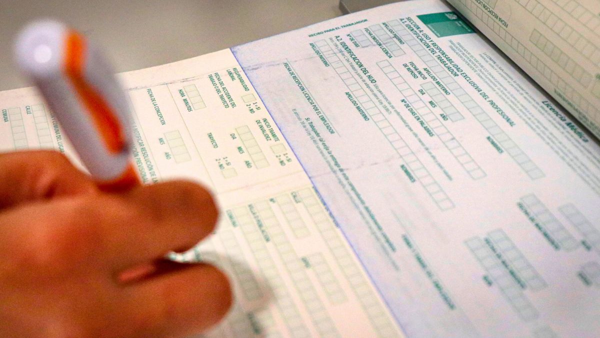 Encuesta Cadem: 82% cree que si una persona presenta licencia no debería viajar fuera del país