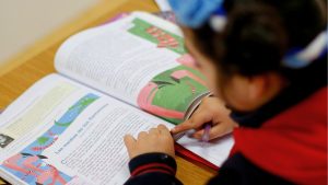 Más del 60% de los niños en 2° básico no sabe leer: advierten urgencia de intervenir con apoyo personalizado