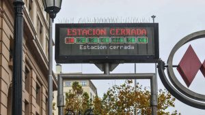 Las cuatro estaciones que el Metro de Santiago cerró por persona en la vía