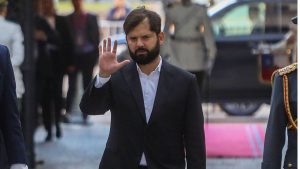Presidente Boric y su pareja visitan hospital en las vísperas del nacimiento de su hija: 