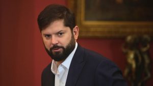 Quién queda a cargo en La Moneda durante el postnatal del presidente Boric