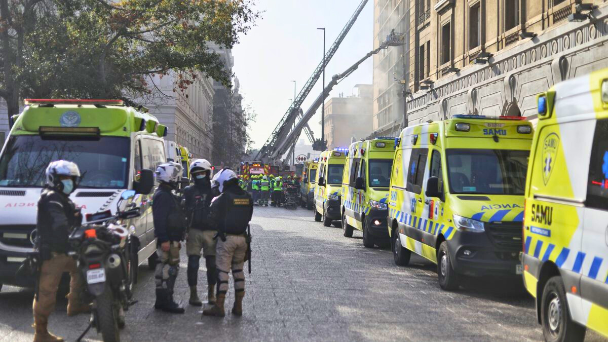 Desvíos de tránsito en Santiago por incendio de edificio: revisa las calles afectadas