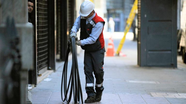 Las seis comunas de Santiago que estarán sin luz este martes: conoce el horario del corte