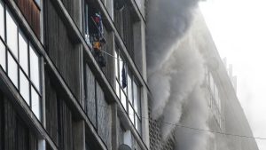 FOTOS + VIDEOS - Incendio en Santiago deja más de 100 personas atrapadas y varios heridos