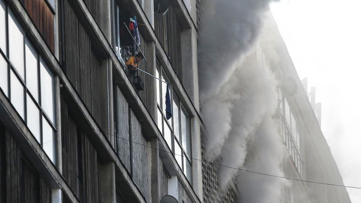 FOTOS + VIDEOS - Incendio en Santiago deja más de 60 personas atrapadas y varios heridos