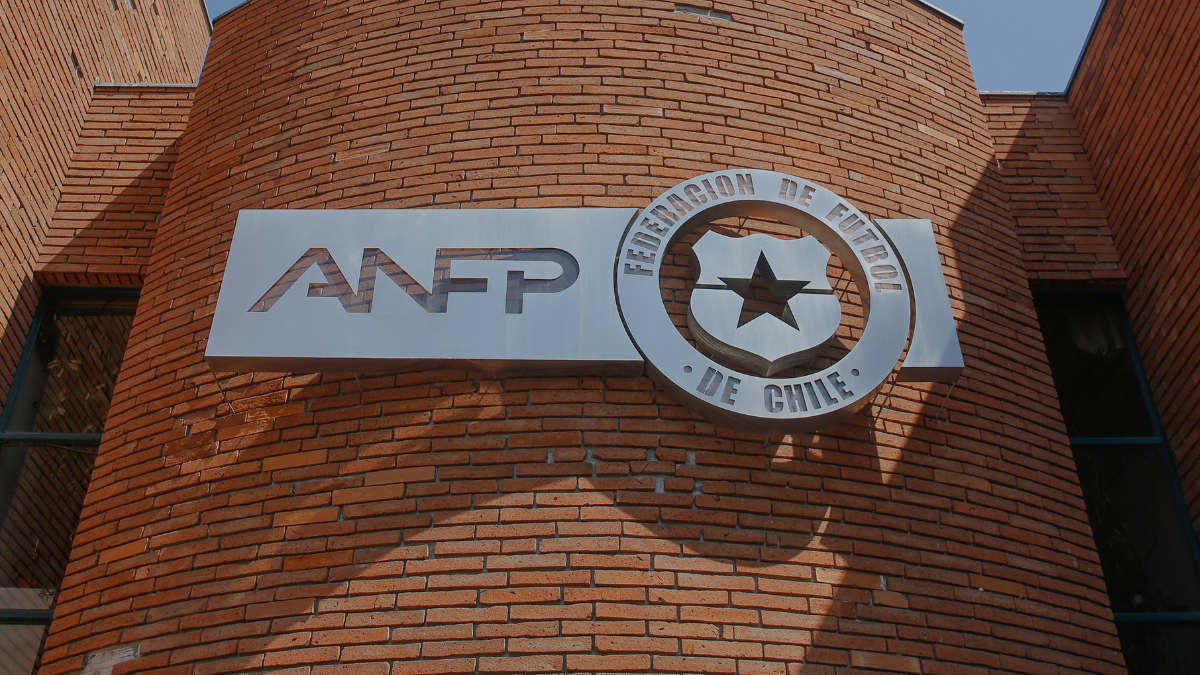 FIFA y Conmebol advierten a ANFP por cambios a Ley SADP y recuerdan las sanciones que arriesga el fútbol chileno