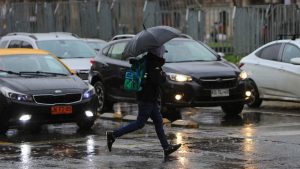 Habrán vientos de hasta 75 kms/hr: a qué hora empieza a llover en Santiago