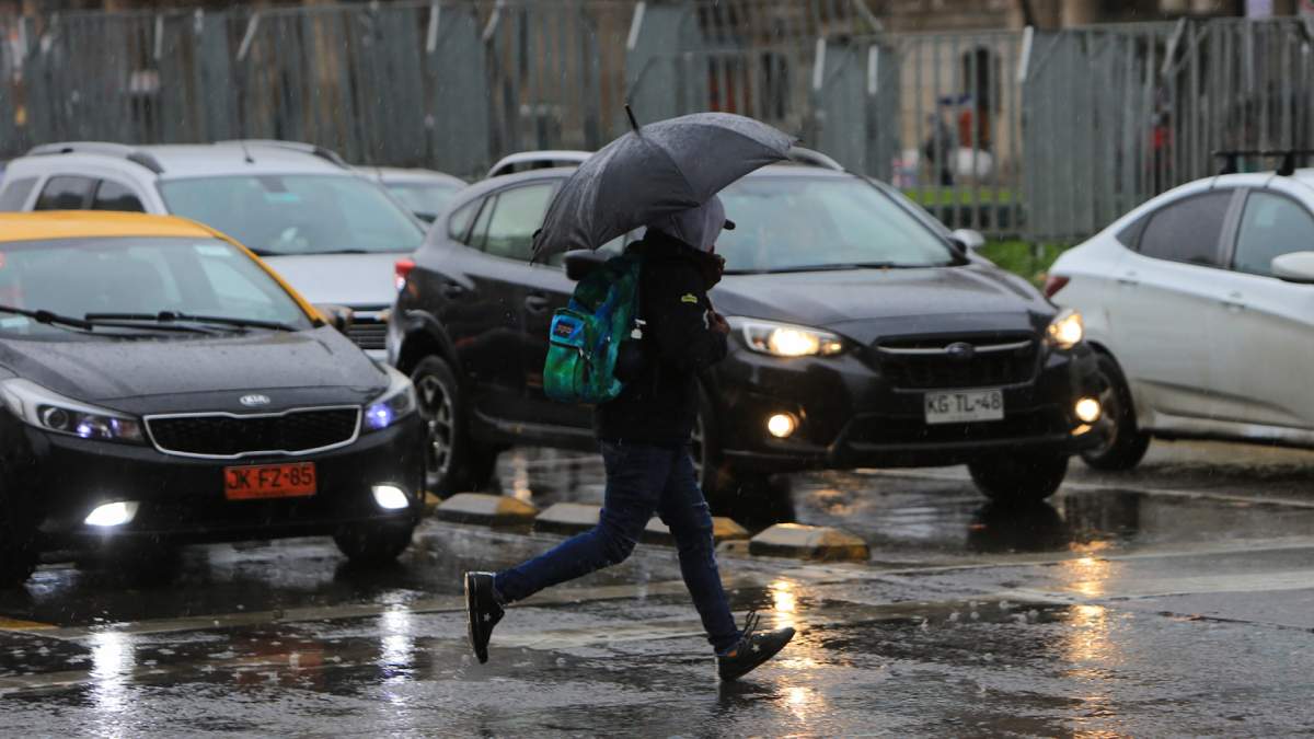 Habrán vientos de hasta 75 kms/hr: a qué hora empieza a llover en Santiago