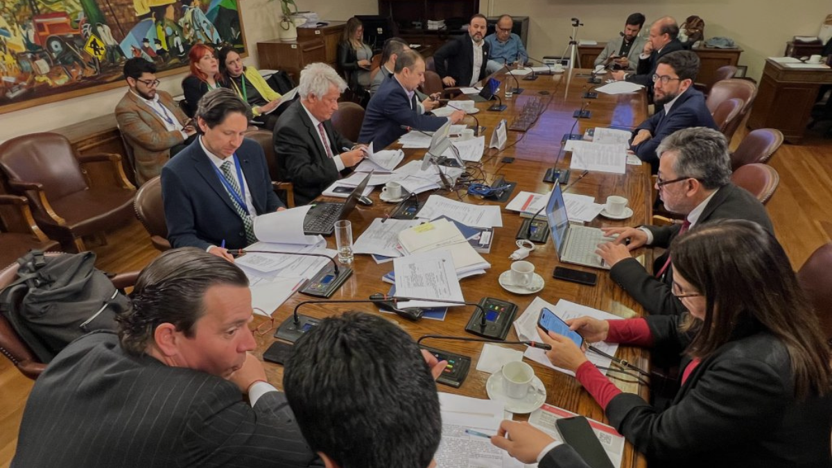 FA y PC logran impensado triunfo: comisión aprueba eliminar tope de indemnización por años de servicio
