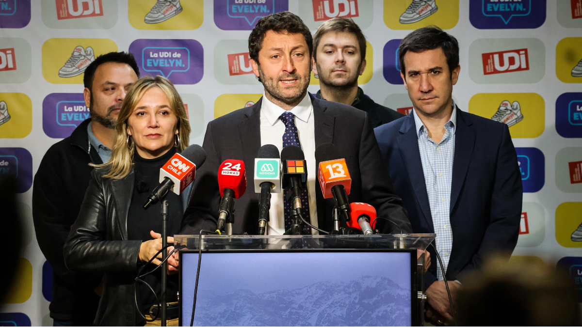 Con cálculo de cupos incluido: las frenéticas gestiones de la UDI para convencer a la oposición de levantar una lista única
