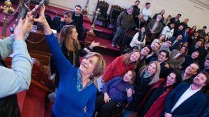 Con rostros de TV y Piñeristas: la sesión de fotos de Matthei con candidatos de Chile Vamos en medio de tensión por negociación parlamentaria