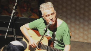 Jorge González sorprende con su vuelta a la música y estrena sus primeras canciones en 7 años